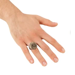 Ring mit Totenkopf und gekreuzten Knochen